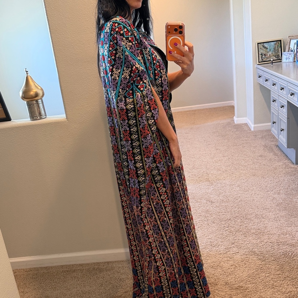 Elegant Tatreez Patterned Cape - Picture 4 of 4